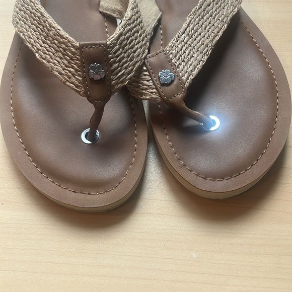 Tommy Bahama flip flops - Picture 3 of 4